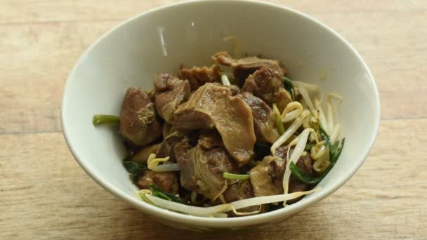 Ladle pouping brown soup on braised pork and bean sprout in bowl — Stock Footage Ladle Pouping Brown Soup Braised Pork Bean Sprout Bowl Video Clip