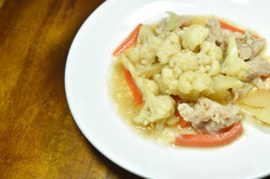  havuç ve domuz kızarmış karnabahar plaka üzerine ilave edin.