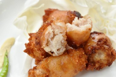  kızartılmış ekşi Tay sosis tabakta kıyılmış domuz eti ve cam erişte dolması