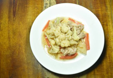  havuç ve domuz kızarmış karnabahar plaka üzerine ilave edin.