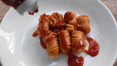 domuz sosisi dilim soyunma ketçap yemek ve yemek tarafından gümüş çatal bıçak gibi kızarmış