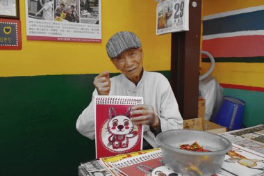  Huang Yung-Fu resim ve Caihongjuan ya da yeni tuzsuz dönüm için Tayvanlı emektar gökkuşağı köyü eski ev canlandırmak adam şimdi o 95 yaşında oldu