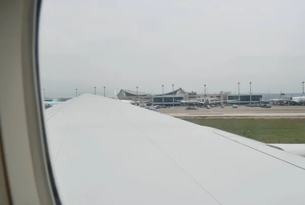 มุมมองจากหน้าต่างเครื่องบินที่สนามบินนานาชาติ Taoyuan ด้านบนสิบสนามบินที่ใหญ่ที่สุดและดีที่สุดในโลก — ภาพถ่ายสต็อก
