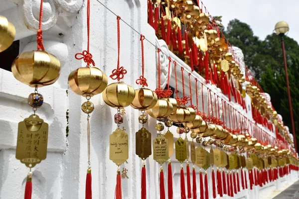 玉古登钟捐赠和写的名字为运气挂在墙上在宣光寺日月湖 — 图库照片