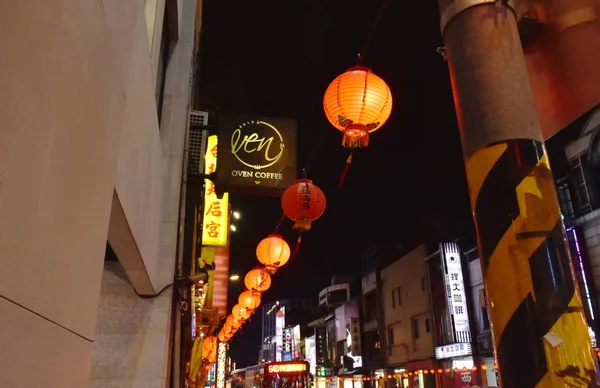 Budynek i ulica na rynku Ximending w nocy — Zdjęcie stockowe