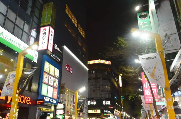 Construção e rua no mercado Ximending à noite — Fotografia de Stock