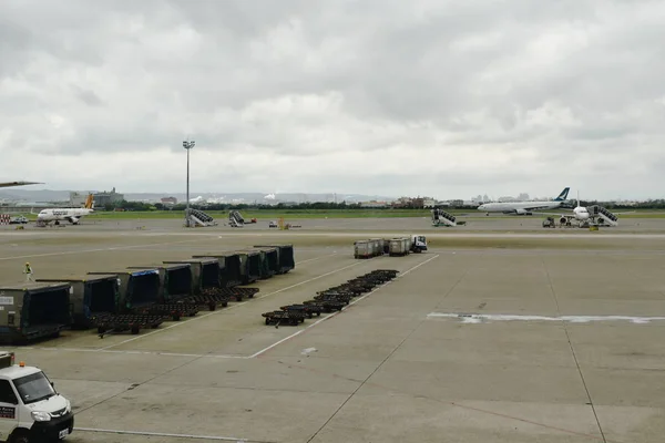 桃园国际机场停车道上的飞机和集装箱世界十大最大、最好的机场 — 图库照片