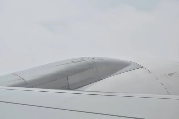 Крыло самолета и облако, плывущие по небу через оконную раму — стоковое фото