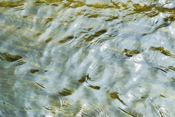 Água que flui e ondulou no canal — Fotografia de Stock