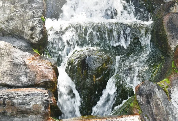 Agua que fluye sobre la roca y las olas salpicando en el río —  Fotos de Stock