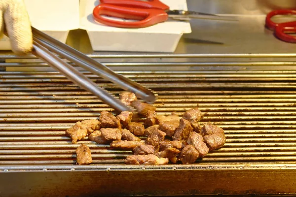 Grilled dice beef cooking on gridiron street food in Shilin night market Taiwan — Stock Photo, Image