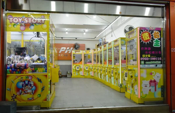 Claw játékok doboz arcade Shop utcában éjjel — Stock Fotó