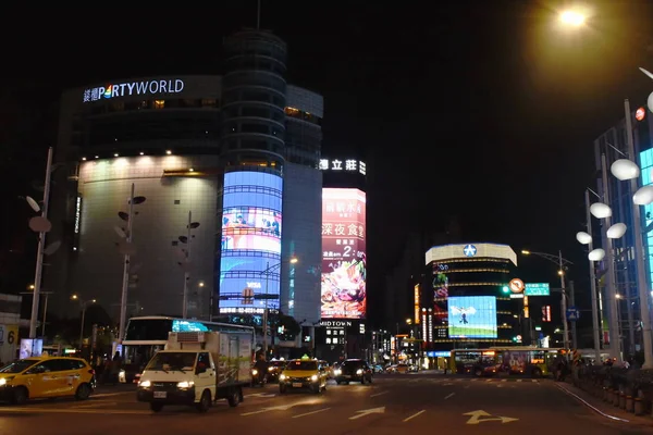 建筑和街道在西门町市场在夜间 — 图库照片