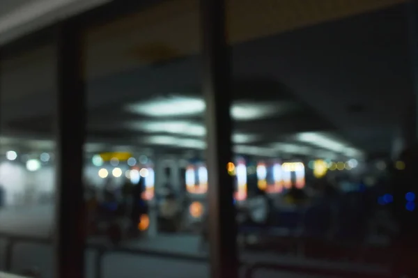 Розмитість послуг мобільного телефону безкоштовного заряджання в терміналі аеропорту — стокове фото