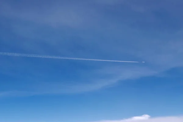 Repülőgép repülő, hogy kondenzációs farok égen a napsütéses nap — Stock Fotó