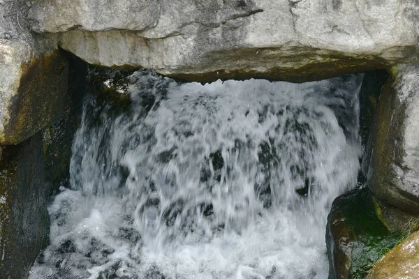 Acqua che scorre sulla roccia e onde che schizzano nel fiume — Foto Stock