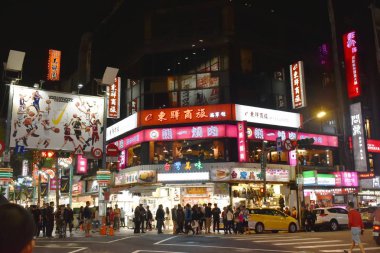 gece Ximending pazarında Cityscape bina ve sokak