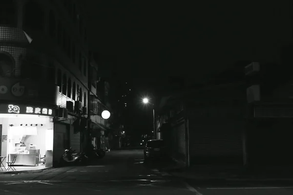 Городское здание и улица в ночное время — стоковое фото