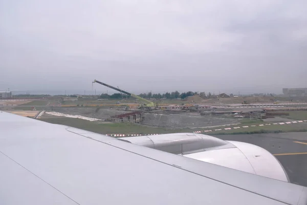 Vue de la fenêtre de l'avion à l'aéroport international de Taoyuan top dix plus grand et meilleur aéroport dans le monde — Photo
