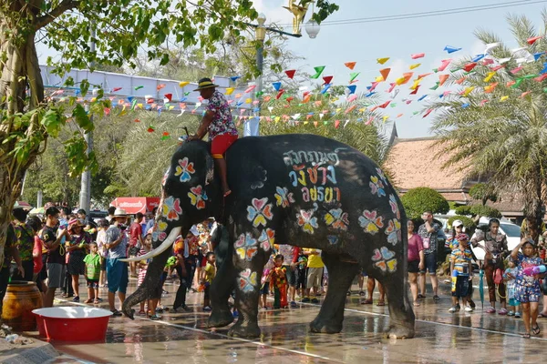 Elephant splashing water between tourist in Songkarn festival — Stock Photo, Image