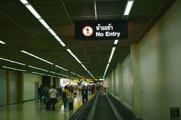 Brak wpisu na automatyczny chodnik na terminalu Port lotniczy Bangkok-Don Muang — Zdjęcie stockowe