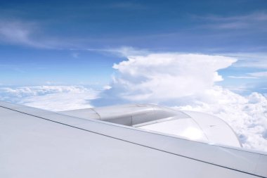  Pencere çerçevesinden gökyüzünde süzülen kanat ve bulut