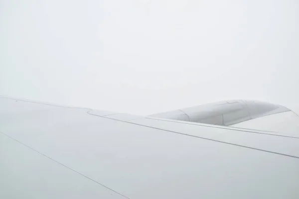 Ala plana y nube flotando en el cielo a través del marco de la ventana — Foto de Stock