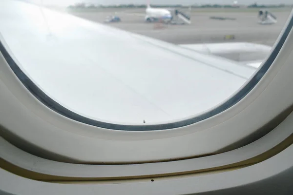 Vista desde la ventana del avión en la pista del aeropuerto — Foto de Stock