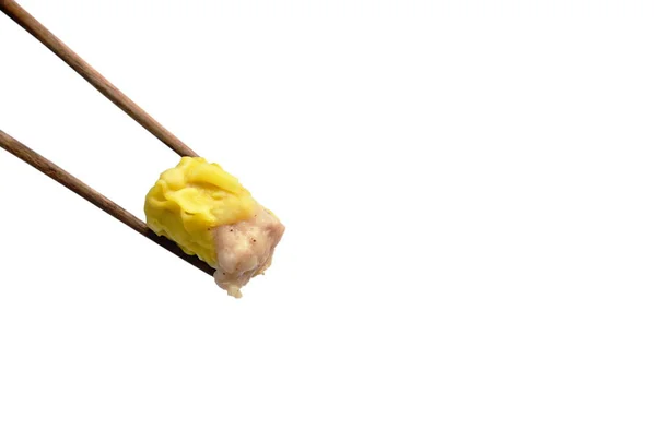 白の背景に木製の箸で中国の豚肉の餃子ピッキング — ストック写真
