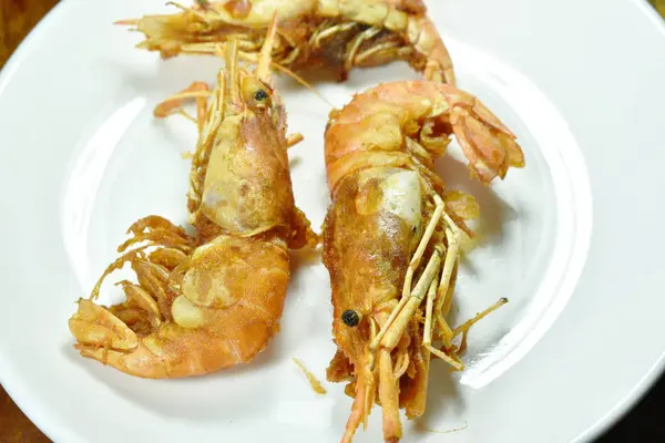 Revestimento de camarão frito farinha crocante e ovo na placa — Fotografia de Stock