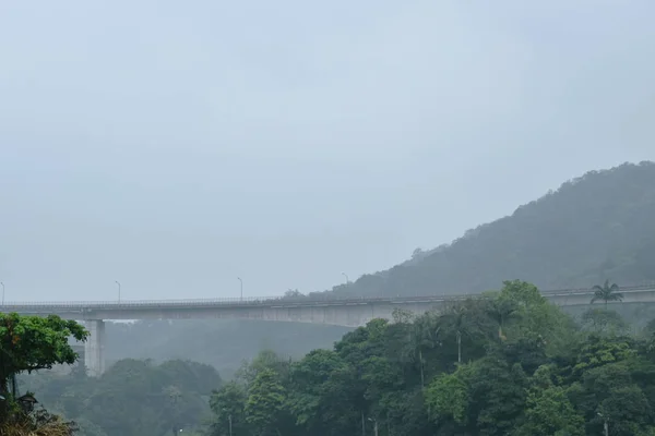 Landschaftsbrücke kreuzberg in shifen taiwan — Stockfoto