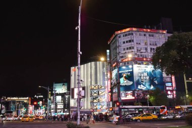 gece Ximending pazarında Cityscape bina ve sokak