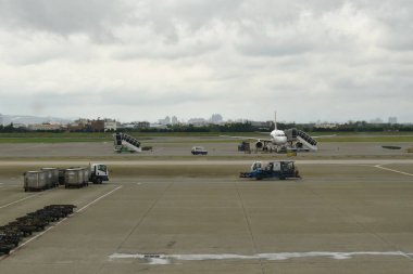 Taoyuan Uluslararası Havaalanı dünyanın en büyük ve en iyi 10 havaalanında uçak penceresinden görünüm