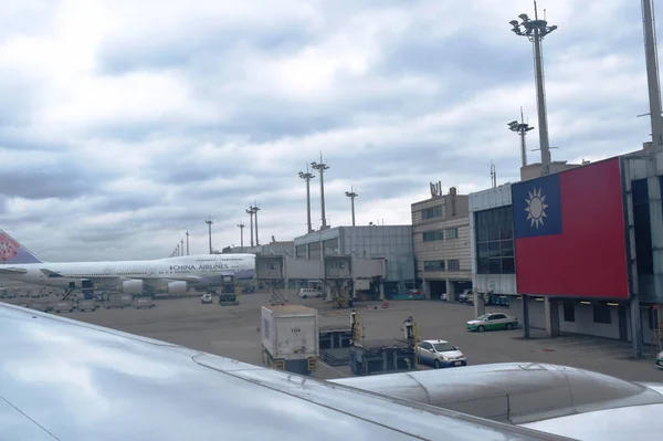 Pohled z okna letadla na mezinárodním letišti Taoyuan v největším a nejlepším letišti na světě — Stock fotografie