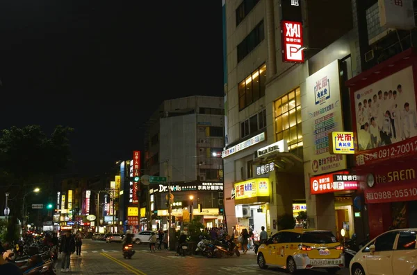 Stadsbilden byggnad och gata i natt — Stockfoto
