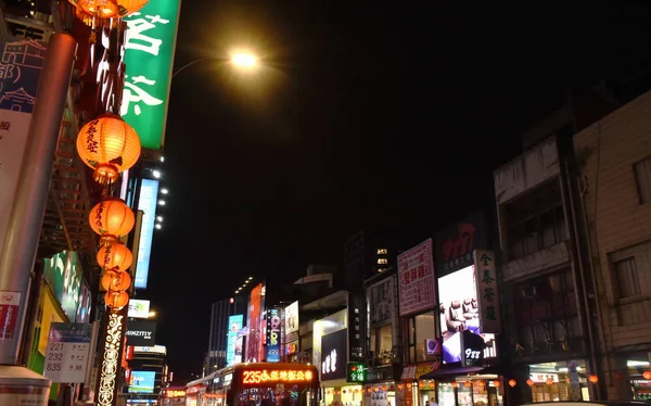 Gród budynku i ulicy na rynku Ximending w nocy — Zdjęcie stockowe