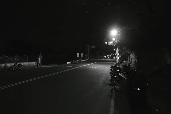 Edificio de paisaje urbano y calle en la noche — Foto de Stock