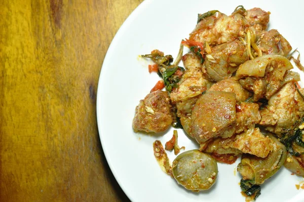 Piccante mescolare fetta fritta coscia di maiale con melanzane al curry sul piatto — Foto Stock