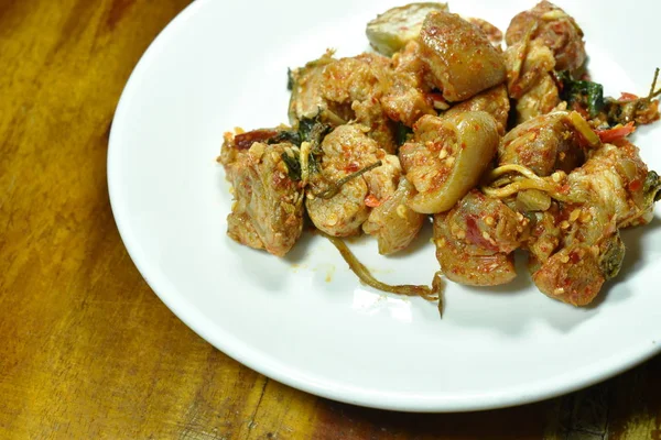辣炒片猪肉腿与茄子咖喱在盘子 — 图库照片