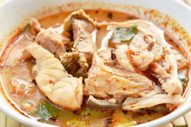 kase de tom yum çorbası baharatlı haşlanmış bas balık