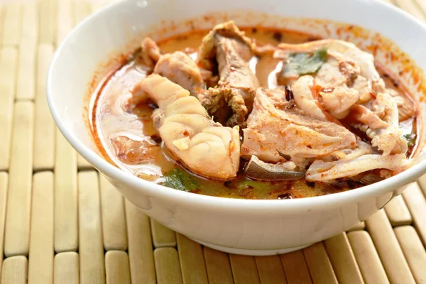 Picante peixe baixo cozido na sopa tom yum na tigela — Fotografia de Stock