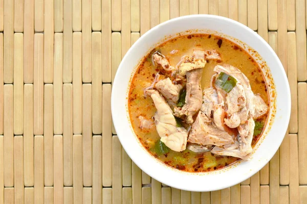 Pittige gekookte Bass vis in Tom Yum soep op Bowl — Stockfoto