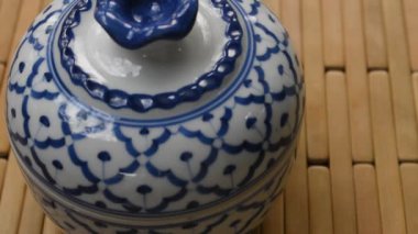 kase de yeşil köri patlıcan ile haşlanmış tavuk el açıldı kapak