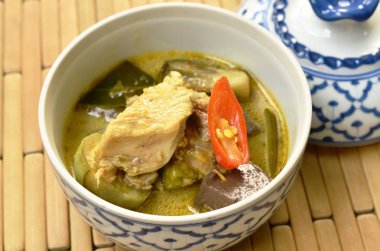  beyaz kase üzerinde yeşil köri patlıcan ile haşlanmış tavuk