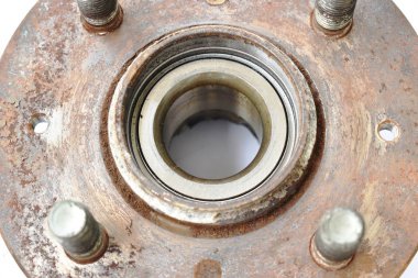  beyaz arka plan üzerinde frenleme için kırık arka araba tekerleği yatak