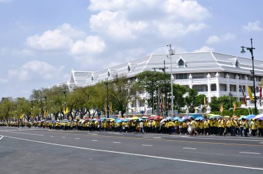 insanlar Sanam Luang de kral Rama 10 taç giyme töreninde majesteleri kral hoş geldiniz için tarama noktasına arka arkaya durmak