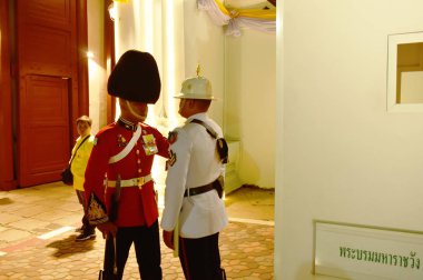 Sanam Luang kral Rama 10 taç giyme töreninde kraliyet sarayında bekçi asker değiştirme görevi