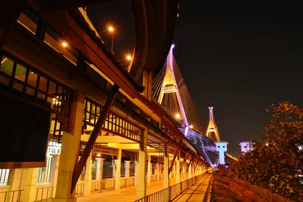 Мост Пумибол или мост промышленных колец через реку Чао Прайя для транспортного оформления привел свет к коронации короля Рамы 10 — стоковое фото