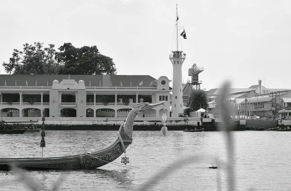 Barcaza Real Suphannahong barco de madera flotando en el muelle en la coronación del rey Rama 10 en Sanam Luang — Foto de Stock