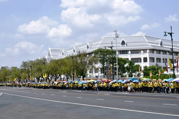 insanlar Sanam Luang de kral Rama 10 taç giyme töreninde majesteleri kral hoş geldiniz için tarama noktasına arka arkaya durmak